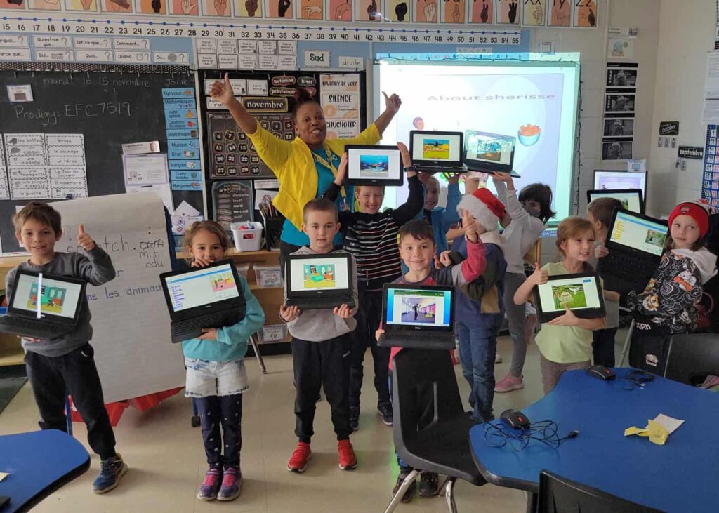 rs-steam-makers-sherisse-workshop-students-scratch-thumbs-up-1-1024x731